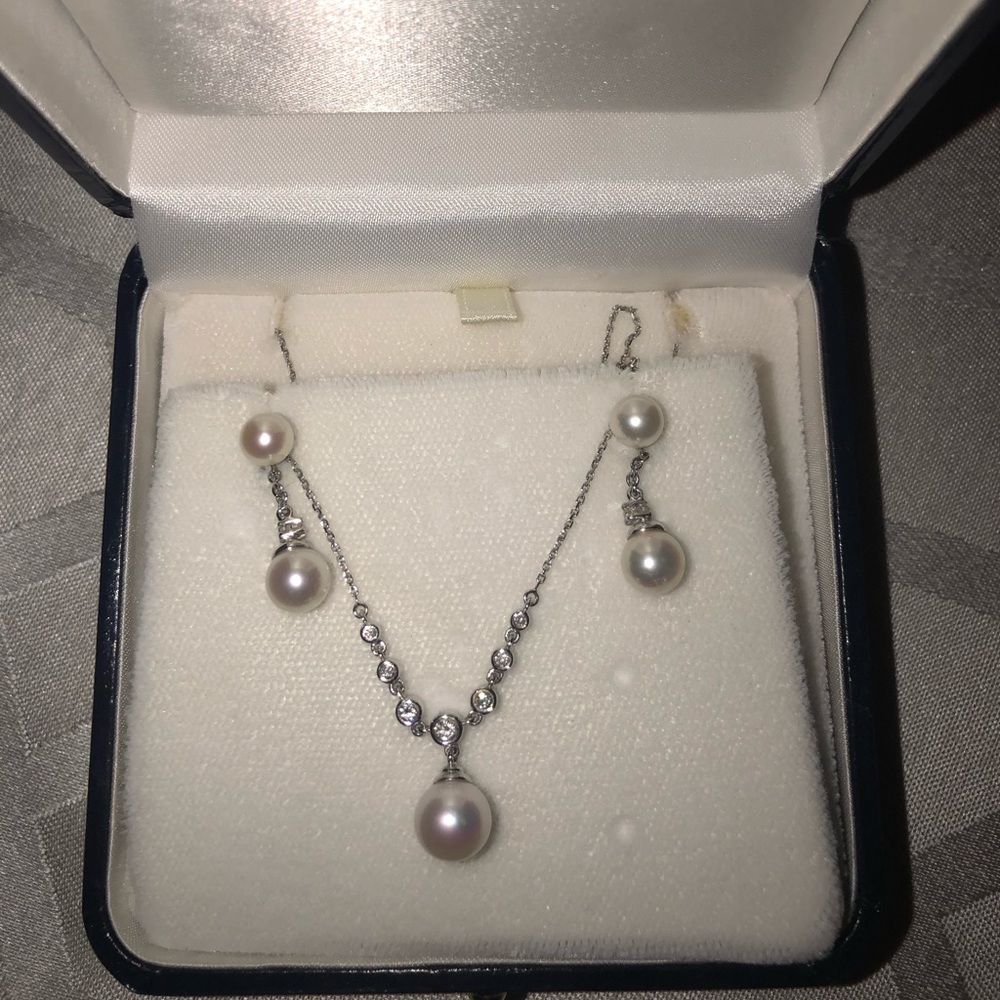 Bailey Banks and Biddle Diamond/Pearl Set